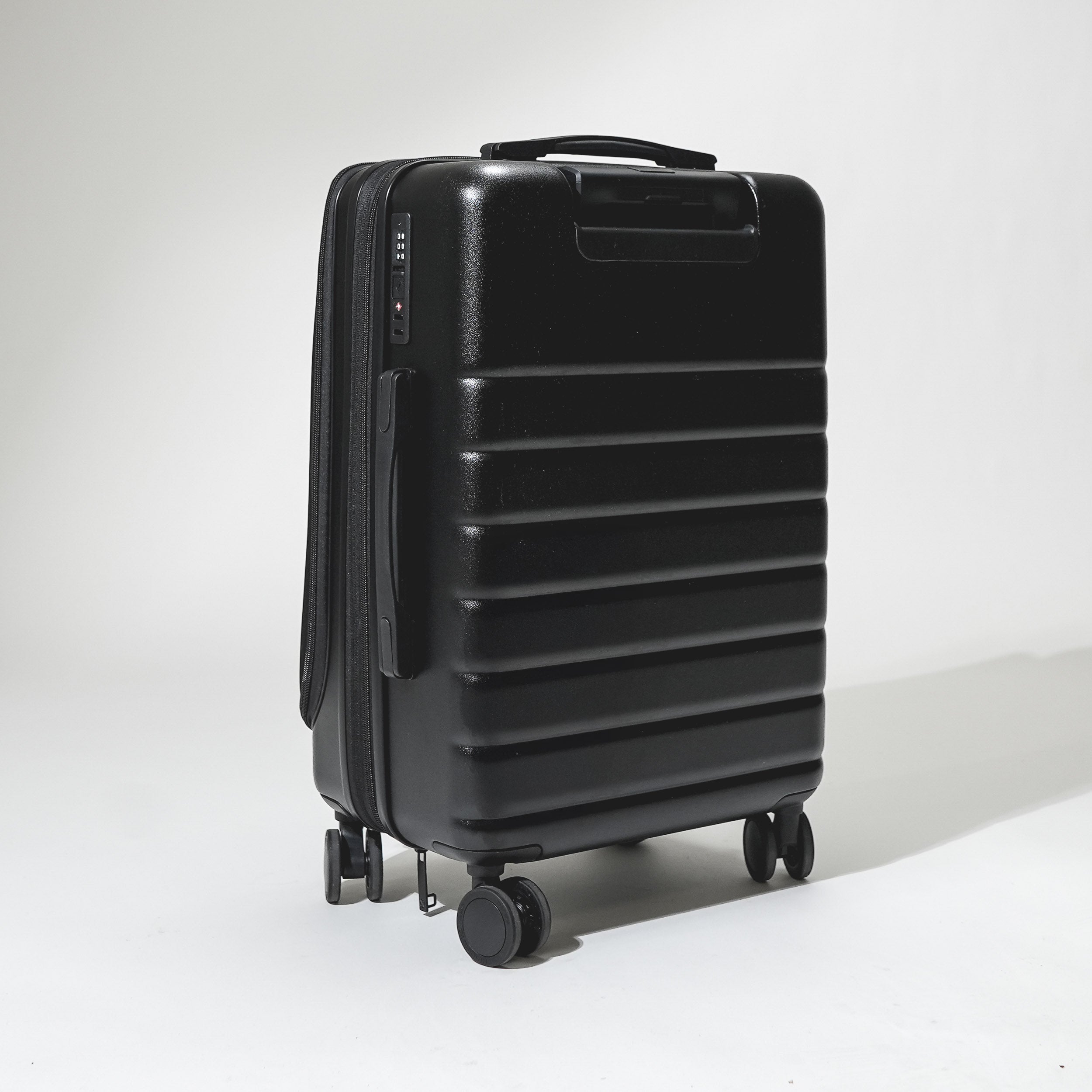 Exclusive VIP Hybrid Carry-on Luggage + Free vacuum bag + Custom engraving